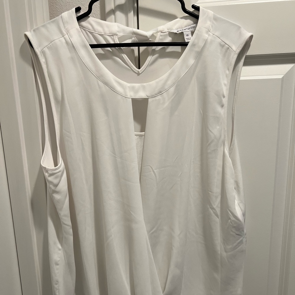 Gorgeous, silky white sleeveless blouse with bow detail at the back. XXL